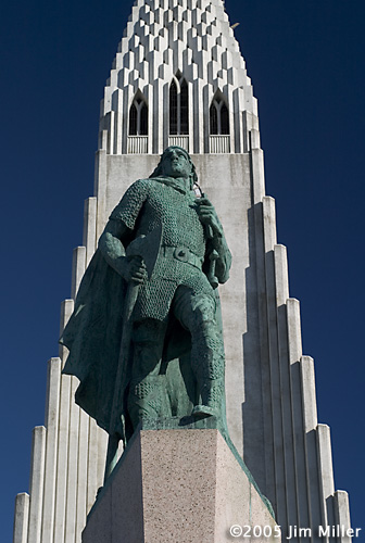 Leifur Eirksson Statue and Hallgrmskirkja  2005 Jim Miller - Canon 10D, Canon 24mm f2.8